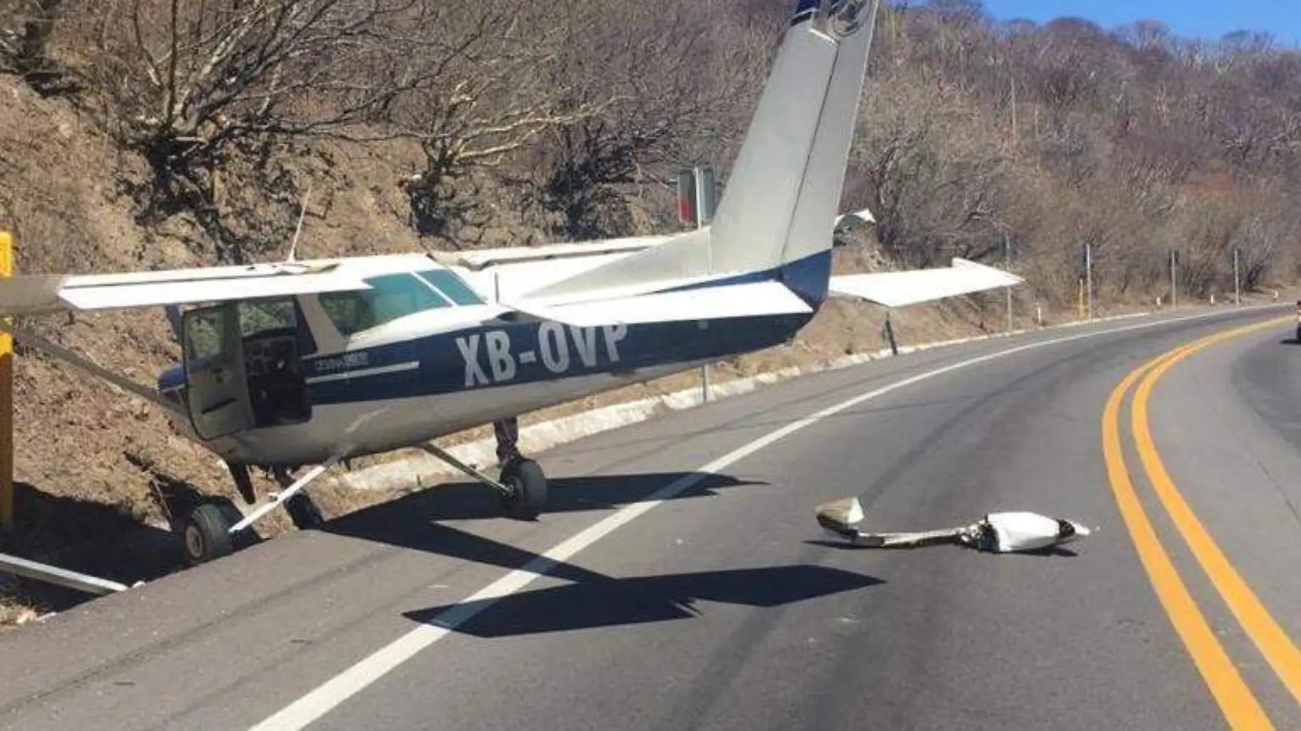 Acapulco cae avioneta en carretera chilpancingo cuernavaca